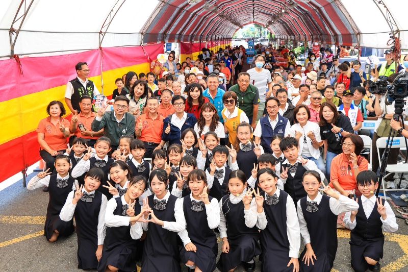 三鳳中街粽葉飄香 陳其邁包粽與市民歡慶端陽